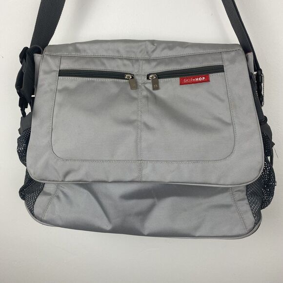 Skip & Hop baby Diaper Messenger Bag Shoulder strap Grey Uni-Sex 9 Pockets - Picture 1 of 9
